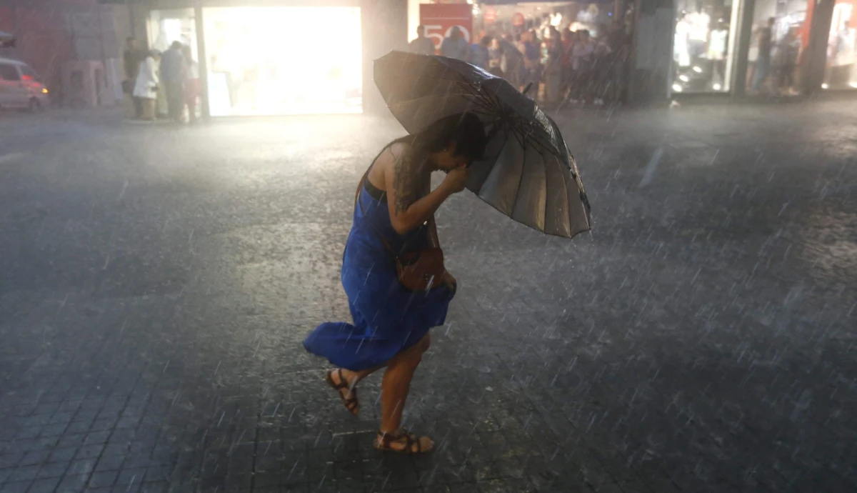 Niedziela upłynie pod znakiem dobrej i słonecznej pogody. Złe informacje mamy tylko dla mieszkańców południa i województw wschodnich - synoptycy ostrzegają przed gwałtownymi burzami, lokalnie z gradem. Będzie bardzo gorąco - do 30 stopni Celsjusza. W poniedziałek zagrzmi prawie w całej Polsce, a we wtorek nastąpi delikatne ochłodzenie.