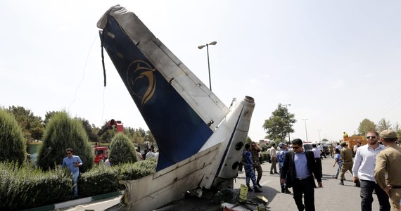 Sprzeczne informacje napływają z Iranu, gdzie w stolicy tego kraju rozbił się samolot pasażerski typu Iran - 140. Na pokładzie maszyny było 48 osób. Początkowe informacje, jakie napływały z Teheranu, mówiły, że zginęli wszyscy. Teraz pojawiają się doniesienia o ocalałych. 