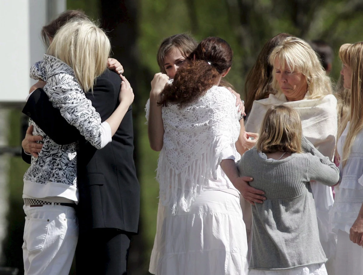 Na początku lipca otrzymałem maila od pana Roberta z Torunia, który napisał z prośbą o poruszenie tematu styp. Mamy wprawdzie lato, jak zauważył pan Robert, ale nawet i o tej radosnej porze przychodzi się człowiekowi zmierzyć z tak smutnymi doświadczeniami, jak śmierć. To prawda i dlatego postanowiłem dziś zająć się nie tylko problemem przyjęć po pogrzebach, ale i wszystkim, co związane z tą przejmującą uroczystością. Panu Robertowi zaś bardzo dziękuję za list pełen miłych słów oraz propozycję tematu na kolejny tekst.