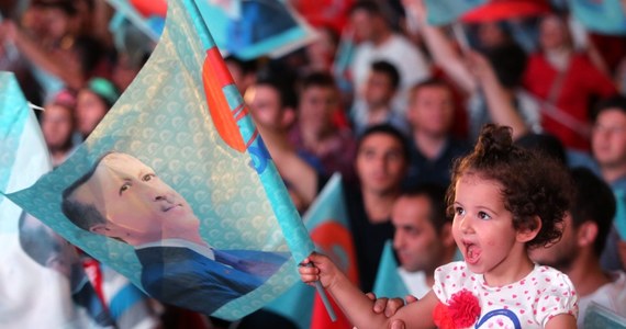 Fajerwerki, flagi z wydrukowanej na nich postacią nowego prezydenta Turcji, zbiorowe tańce -  tak Kasimpasa, stambulska dzielnica, w której w 1954 roku urodził się Recep Tayyip Erdogan, świętowała jego wyborcze zwycięstwo. Erdogan obiecał, że będzie "prezydentem 77 mln Turków" i "zapomni przeszłe spory". 