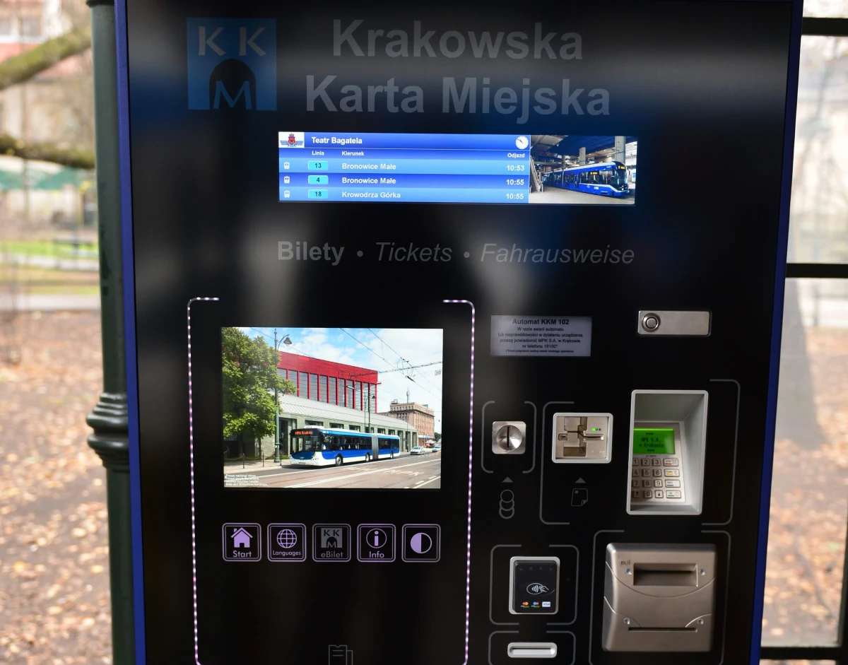 Nowe banknoty są nierozpoznawalne przez starego typu biletomaty w Krakowie. Choć od wprowadzenia lepiej zabezpieczonych pieniędzy minęły już ponad 4 miesiące, wiele urządzeń ich nie akceptuje. Według Narodowego Banku Polskiego, z tego tytułu można się jednak ubiegać o odszkodowanie.