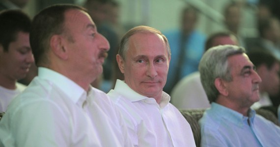 W moskiewskim GUM-ie, czyli ekskluzywnym domu towarowym przy Placu Czerwonym, ustawi się kolejka za t-shirtami z podobizną Władimira Putina. Młodzi, rosyjscy projektanci opracowali 15 nowych wzorów koszulek, które przedstawiają m.in Putina na koniu z hasłem "nas nie dogonią" oraz Putina w czarnych okularach. 