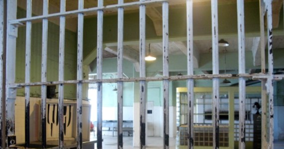 80 lat temu, 11 sierpnia 1934 roku otwarto słynne więzienie Alcatraz. To w nim przetrzymywano Ala Capone i najgroźniejszych przestępców Ameryki. Więzienie na wyspie fascynowało filmowców i pisarzy. Zyskało opinię "więzienia, z którego nie da się uciec".