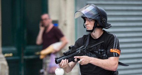 Aż tonę haszyszu odkryto koło garażu należącego do oficera, który jest podejrzany o głośną kradzież 50 kilogramów kokainy z siedziby głównej policji kryminalnej w Paryżu. Wcześniej mowa była o 200 kilogramach haszyszu.