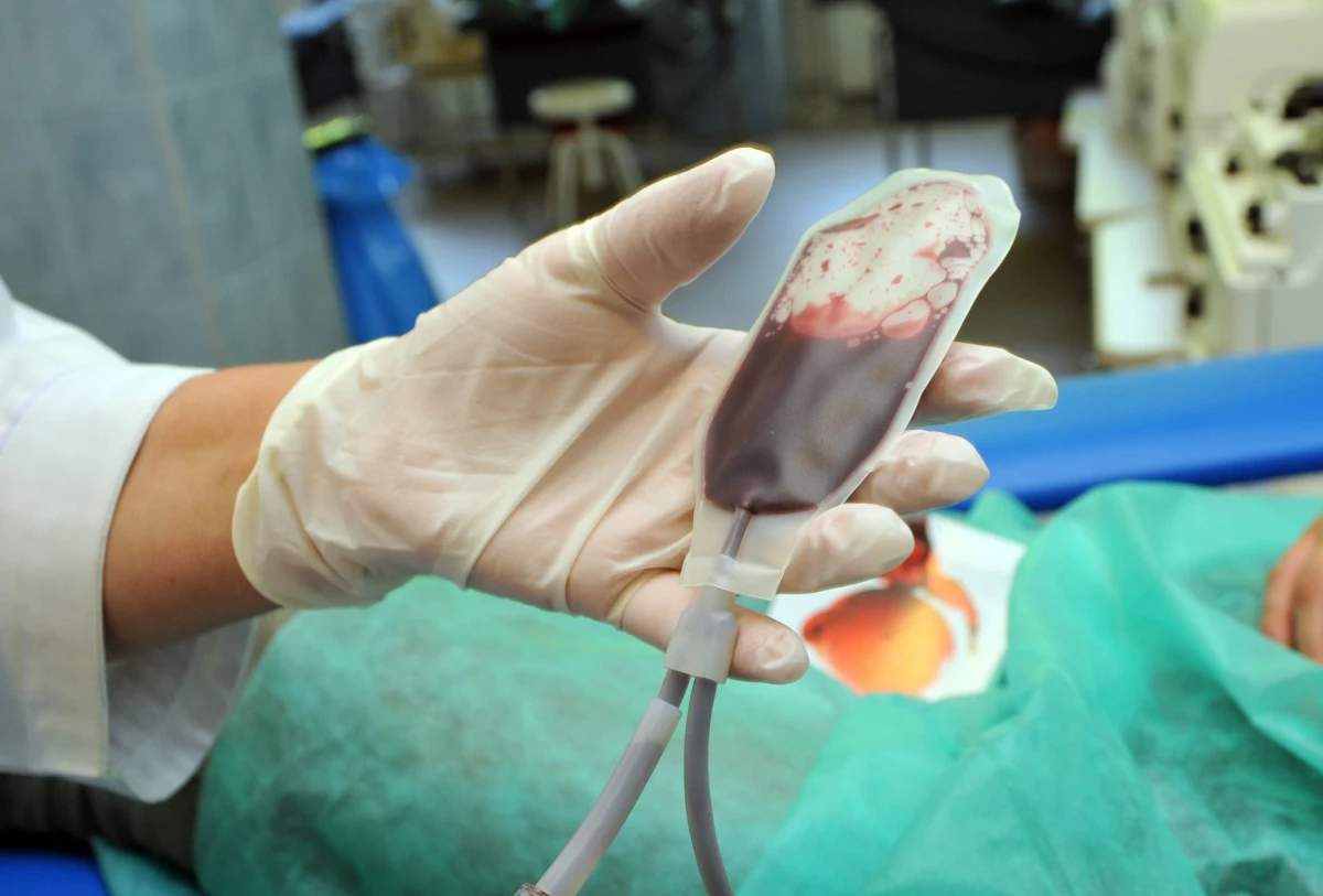 A Rh+, O Rh+ i przede wszystkim wszystkie ujemne grupy. To najpilniej potrzebne grupy krwi, których brakuje na Mazowszu. Przez niedobory w lodówkach Centrów Krwiodawstwa mogą być wstrzymywane niektóre planowe operacje, by krwi starczyło na te ratujące życie. 