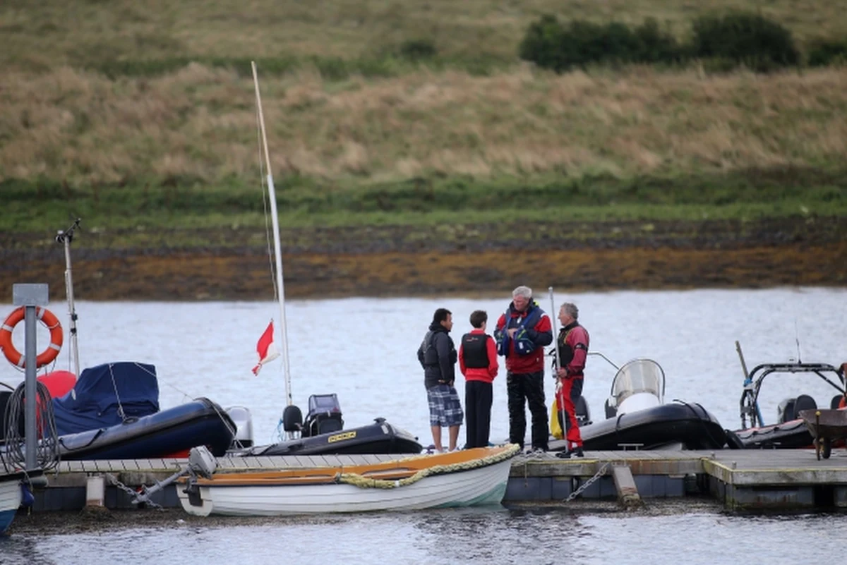 Akcja ratunkowa na jeziorze Strangford Lough w Irlandii Północnej. Bardzo silny wiatr przewrócił tam 80 żaglówek. Do wody wpadło sto osób.