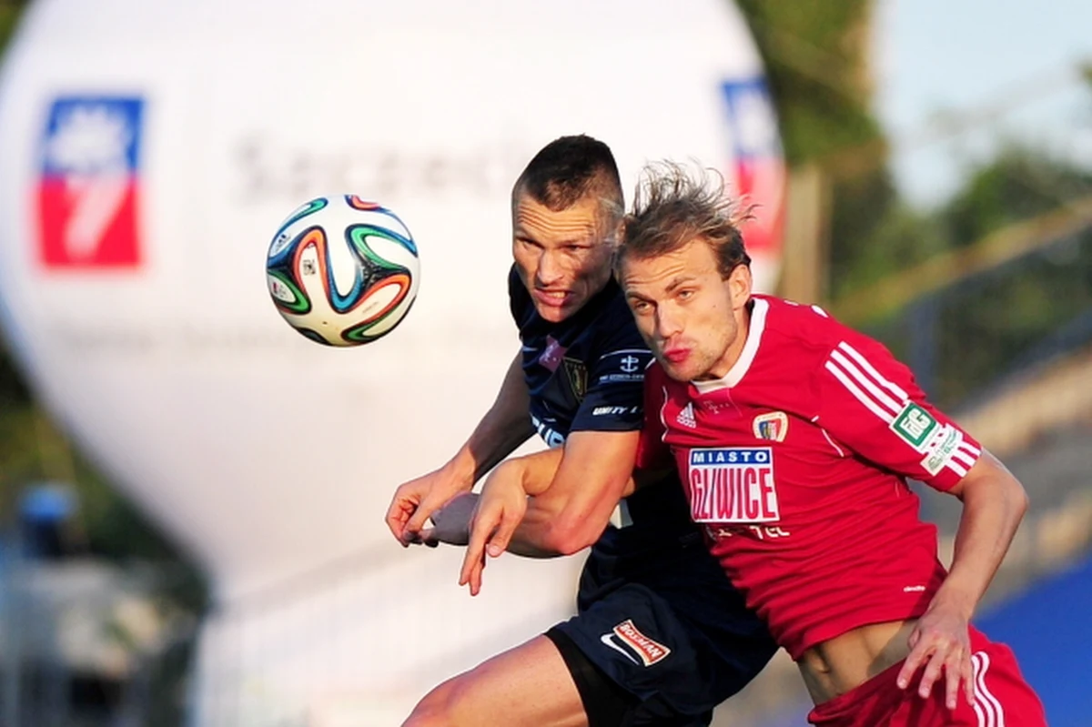 Pogoń Szczecin oddała pozycję lidera, a Piast Gliwice uciekł ze strefy spadkowej, po tym jak obie ekipy zremisowały bezbramkowo na stadionie im. Floriana Krygiera w Szczecinie. 