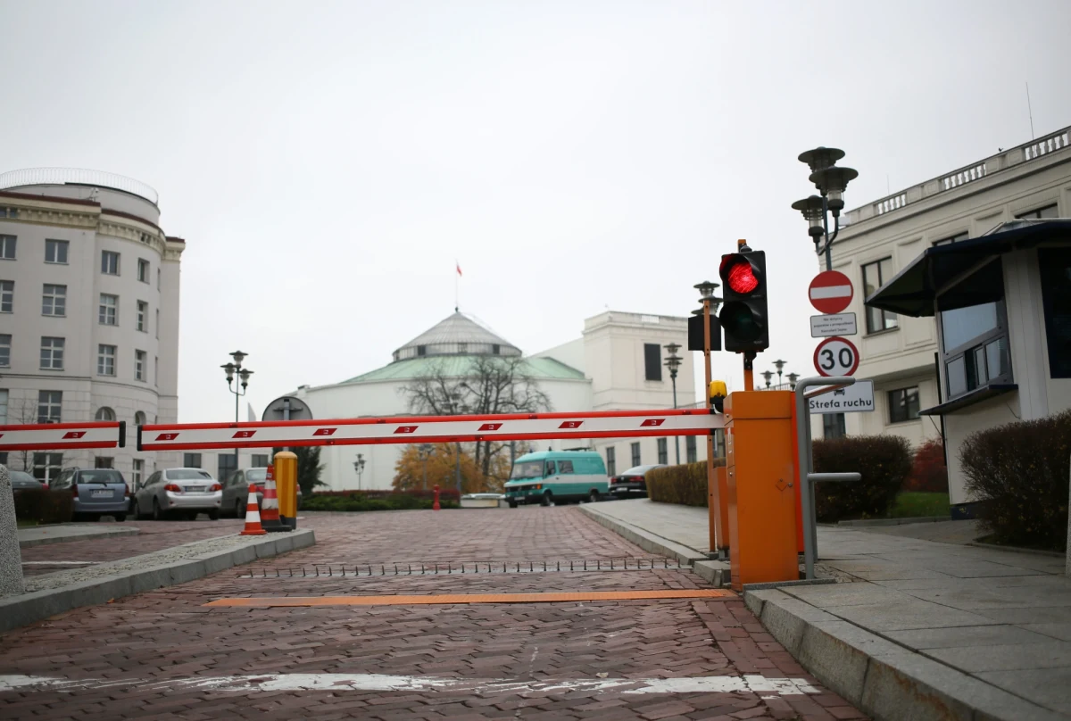 Wtorkowa "Wyborcza" pisze o zmianach w otoczeniu budynku Sejmu. Na Wiejskiej coraz więcej jest ograniczeń i zabezpieczeń. "Na wjazdach nowe
zapory ze stali. Wzdłuż chodnika wyższy murek. Płot od strony parku ma już ze 2 metry" - wylicza dziennik. 