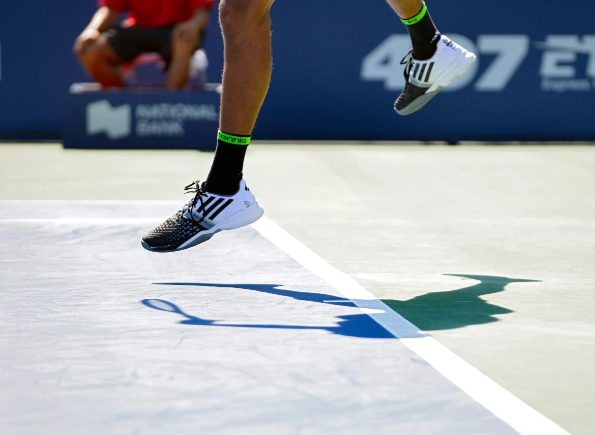 Jerzy Janowicz pokonał rosyjskiego tenisistęTejmuraza Gabaszwilego 6:4, 6:4 w pierwszej rundzie turnieju ATP World Tour Masters 1000 na kortach twardych w Cincinnati (pula nagród 3,079 mln dol.). Mecz trwał godzinę i 15 minut. 