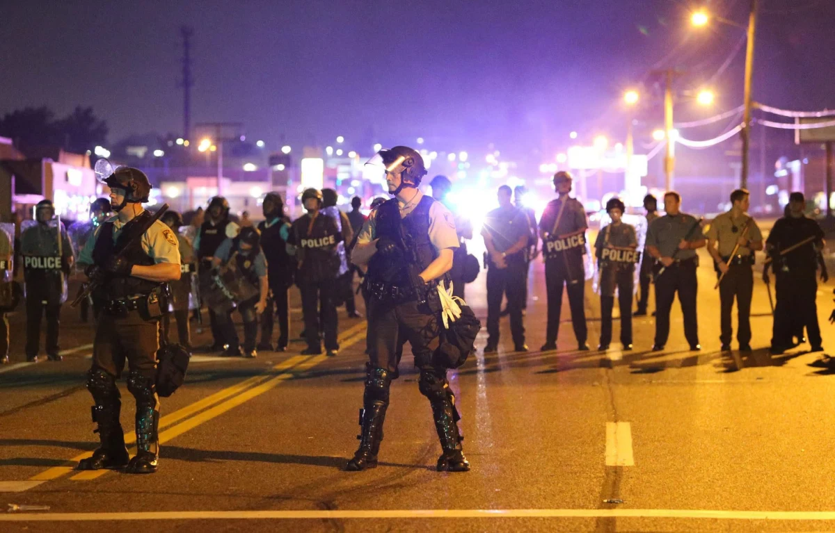 Policja w Ferguson, w amerykańskim stanie Missouri, użyła w nocy gazu łzawiącego, by rozpędzić tłum, który protestował przeciwko zastrzeleniu czarnoskórego 18-latka przez policjanta. Była to już druga noc zamieszek w tej zamieszkanej przez 23 tys. osób miejscowości, położonej ok. 30 km na północ od St. Louis. 