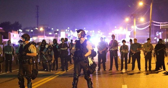 Policja w Ferguson, w amerykańskim stanie Missouri, użyła w nocy gazu łzawiącego, by rozpędzić tłum, który protestował przeciwko zastrzeleniu czarnoskórego 18-latka przez policjanta. Była to już druga noc zamieszek w tej zamieszkanej przez 23 tys. osób miejscowości, położonej ok. 30 km na północ od St. Louis. 