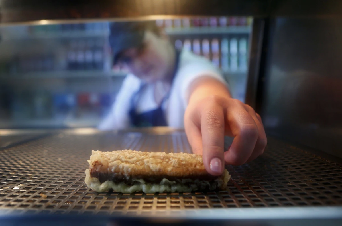 Kucharze nie myją rąk, serwują nieświadomym klientom przeterminowane produkty na brudnych naczyniach. Zachodniopomorski sanepid przyjrzał się nadmorskiej gastronomii i w co piątym barze dopatrzył się nieprawidłowości.