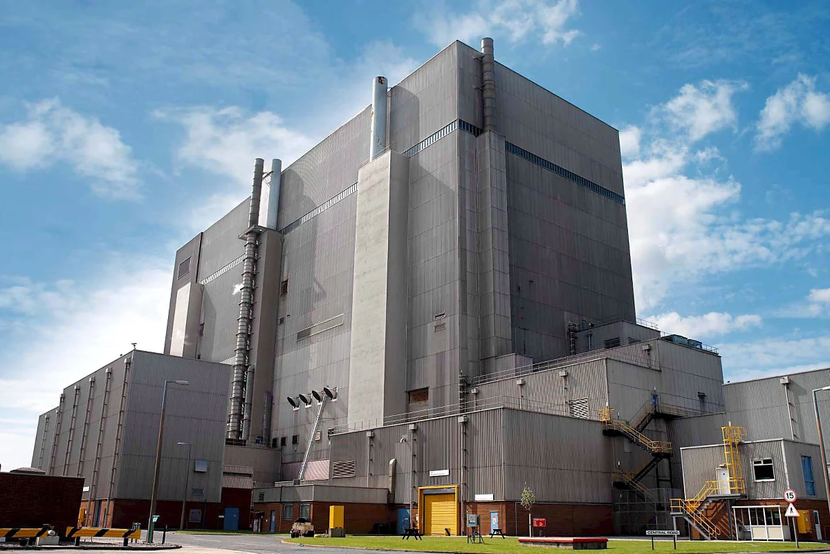 Francuski koncern EDF wyłączył dwie z ośmiu swoich brytyjskich elektrowni atomowych. Powodem były pęknięcia w wytwornicy pary jednego z reaktorów elektrowni Heysham 1 na północy Anglii. Wyłączona została także elektrownia Hartlepool.