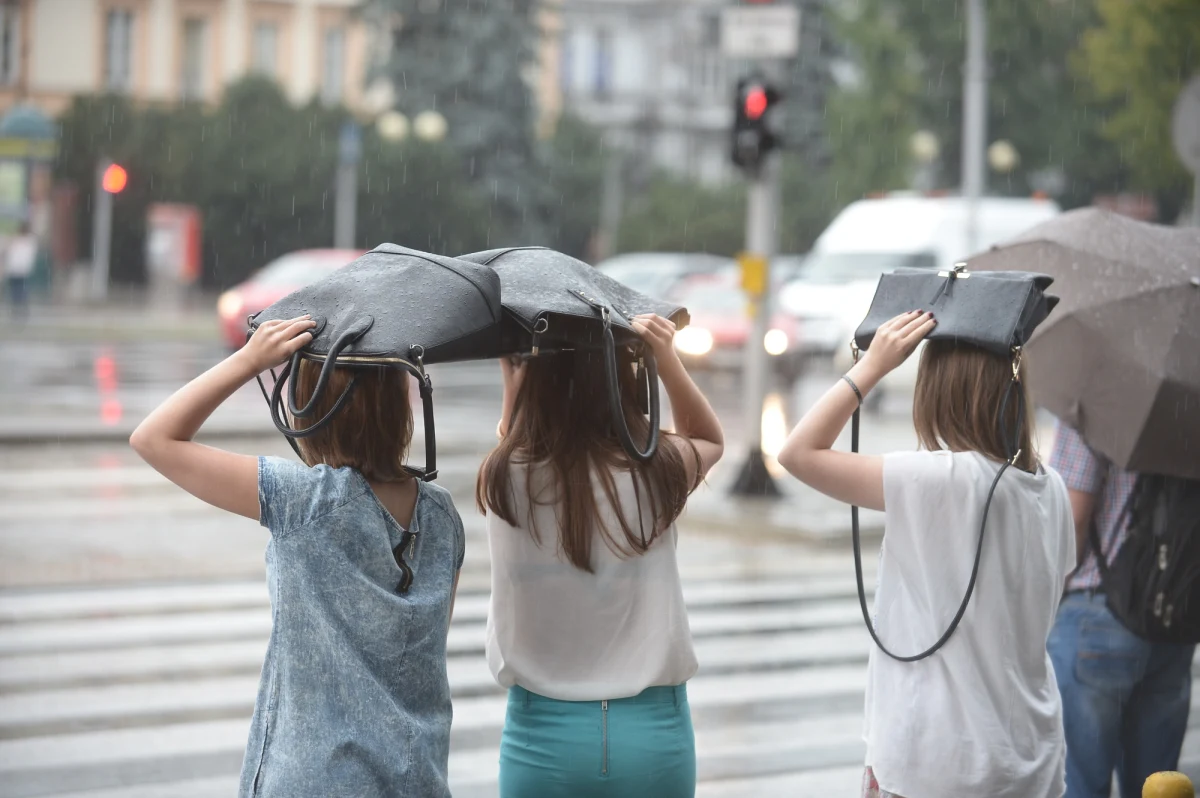 W najbliższych dniach prawie w całej Polsce będzie padać - synoptycy ostrzegają przed bardzo intensywnym deszczem. W środę ulewnie ma być na Podkarpaciu, a w czwartek na Pomorzu. 