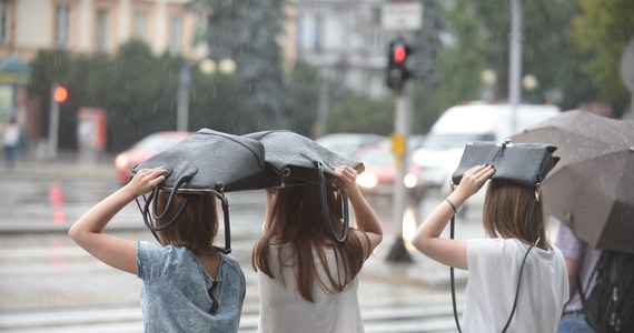 W najbliższych dniach prawie w całej Polsce będzie padać - synoptycy ostrzegają przed bardzo intensywnym deszczem. W środę ulewnie ma być na Podkarpaciu, a w czwartek na Pomorzu. 