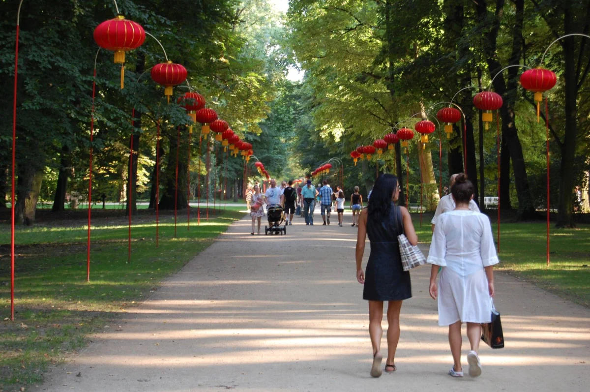 W Łazienkach Królewskich w Warszawie trwa III Festiwal Lampionów. Udekorowaną kolorowymi lampionami Aleją Chińską w Łazienkach Królewskich, rozświetloną wieczorami do godziny 23:00, można będzie spacerować do końca września.