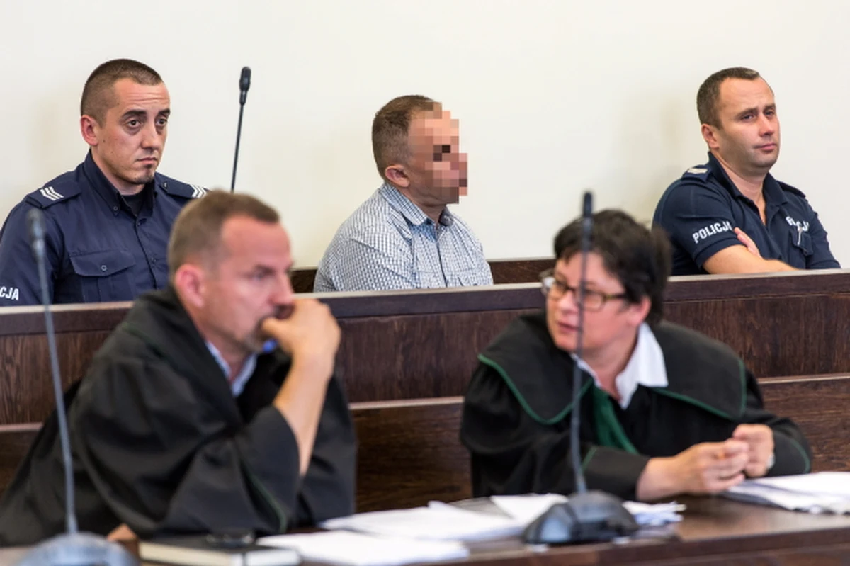 We Wrocławiu ruszył proces w głośnej sprawie kradzieży z sortowni pieniędzy. W 2010 roku bandyci udawali ochroniarzy i ukradli stamtąd blisko pięć i pół miliona złotych. Łupu do dziś nie odzyskano. Dziś przed sądem stanął był pracownik sortowni, który wydał gotówkę oszustom. Nie rozpoznał żadnego z oskarżonych. 