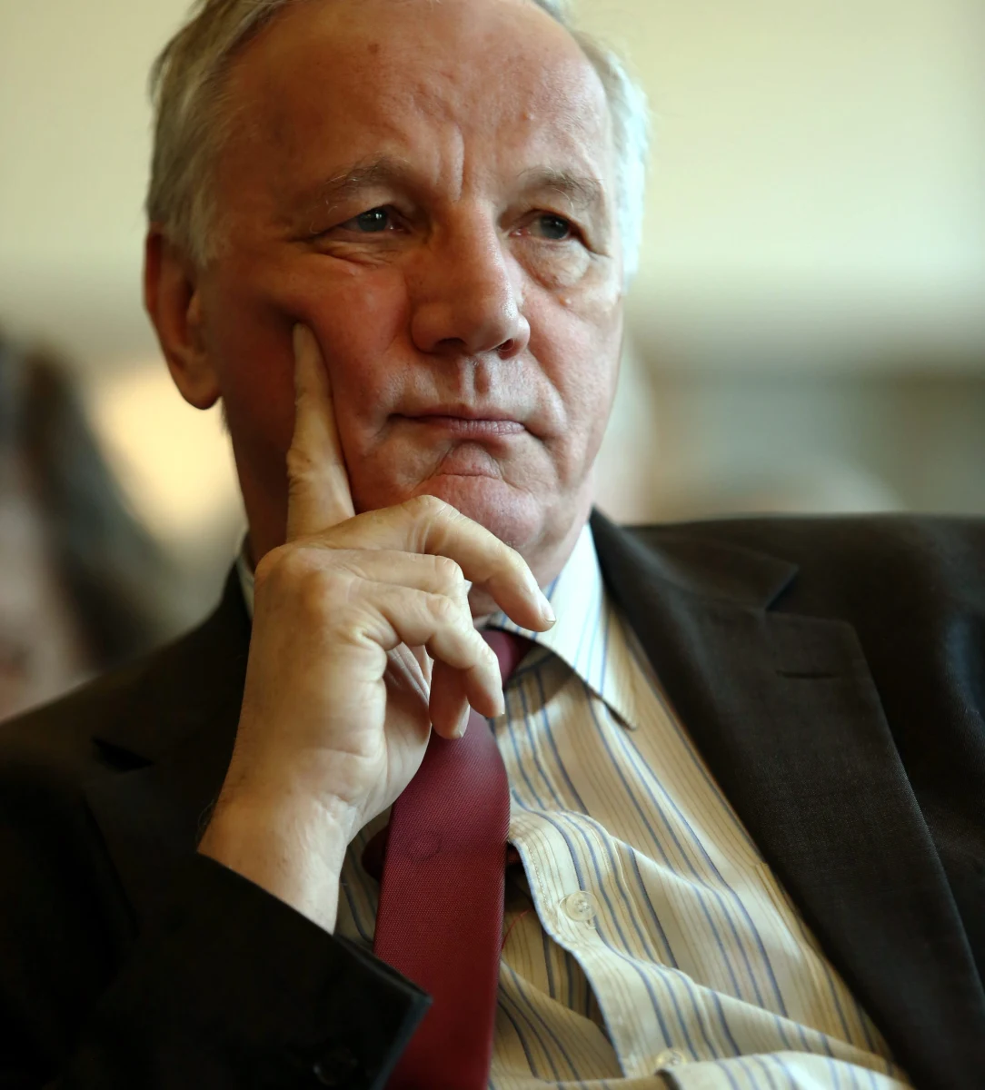 „Po prawie 7 latach uczestnictwa w Platformie zauważam te pęknięcia, które są dezercją z partii środka. Zastanawiam się i traktuję to, co się wydarzyło z ustawą lekową jako pewien symbol, symbol traktowania starszych ludzi. Jak to się ma do twierdzeń o tym, że będziemy bronili solidarności pokoleń?! Traktuję to bardziej w kategoriach humanistycznych niż ekonomicznych, bo to byłby wydatek rzędu 100 milionów złotych” – mówi w rozmowie z „Faktem” senator PO Jan Rulewski. „Najgorsza jest obojętność, pogarda dla ludzi. To jest dla mnie najbardziej oburzające i nie do utrzymania” - dodaje.