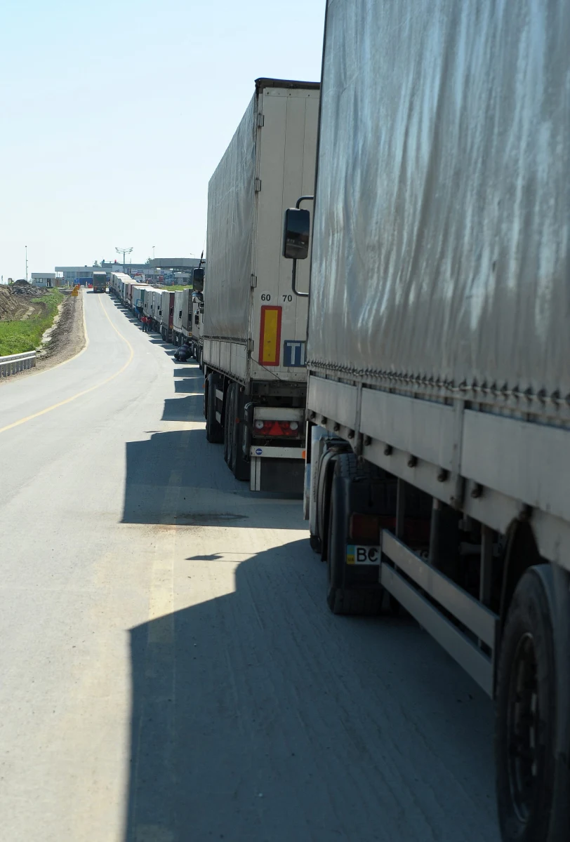 "Rolnicy to jedno, a kto nam pomoże?" – pytają rozpaczliwie właściciele firm transportowych ze wschodniej Polski, m.in. z Łukowa na Lubelszczyźnie. Jak podkreślają, tracą na rosyjskim embargu podwójnie. Nie tylko nie wożą polskich produktów, ale też nie mają zleceń z Europy Zachodniej. 