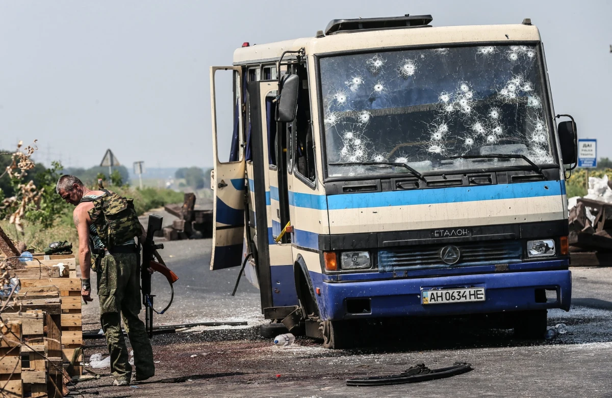 Pod Donieckiem separatyści złapali w pułapkę i ostrzelali autobus z żołnierzami Gwardii Narodowej. Zginęło co najmniej 12 osób. Prorosyjscy separatyści grożą: „Tak będzie z każdym” i filmują się na tle zabitych.