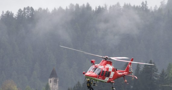 Cztery helikoptery wzięły udział w akcji ratunkowej po groźnym wypadku kolejowym w Szwajcarii, gdzie na górskim zboczu pociąg wjechał w zwały osuniętego gruntu. Z szyn wypadły trzy wagony. Jedenaście osób zostało rannych. 