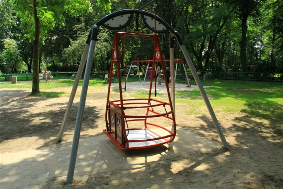Jest stabilna i dostarczy radości niepełnosprawnym dzieciom. Na placu zabaw w Szczecinie-Dąbiu pojawiła się huśtawka dla niepełnosprawnych. To pierwsze takie urządzenie w mieście.
