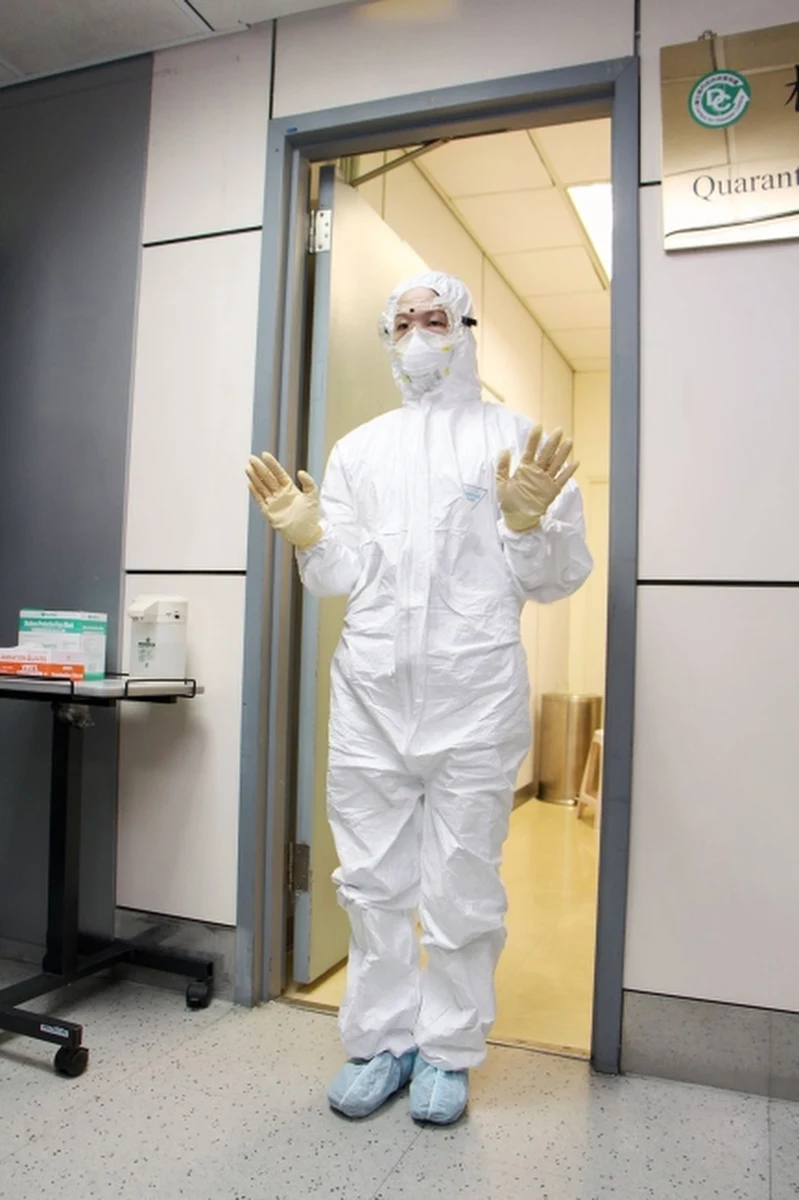 Szczepionka przeciw Eboli może wejść w fazę testów na ludziach w ciągu najbliższych tygodni - poinformował dr Charles Link, dyrektor firmy NewLink Genetics Corp, która będzie produkować szczepionkę na licencji kanadyjskiej. NewLink Genetics podpisała kontrakty z trzema firmami i będzie mogła wyprodukować dziesiątki tysięcy dawek szczepionki "w ciągu miesiąca lub dwóch" - powiedział Link. Na zgodę na testy oczekuje też koncern GlaxoSmithKline.