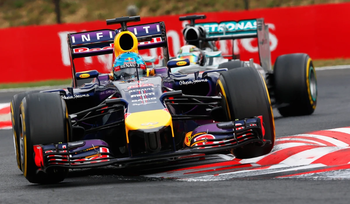 Czterokrotny mistrz świata Niemiec Sebastian Vettel oraz Hiszpan Fernando Alonso i Fin Kimi Raikkonen z Ferrari przewodzą zestawieniu najlepiej zarabiających kierowców w tym sezonie mistrzostw świata Formuły 1. Otrzymają po 22 miliony euro.