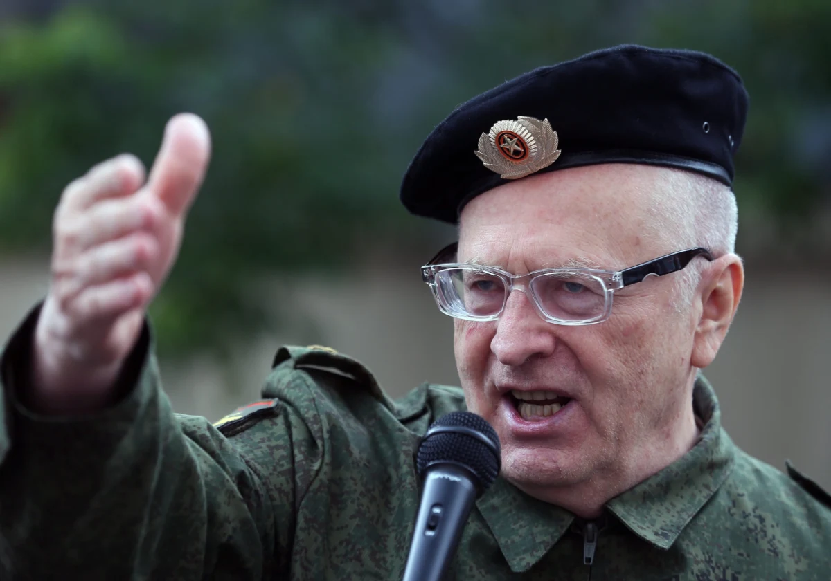 Co można pomyśleć o ekspertach, politologach i analitykach, ale także o dziennikarzach, którzy od paru dni jak mantrę powtarzają, że Władimir Żyrinowski, ten od "zmiecenia Polski i krajów bałtyckich", jest wiceprzewodniczącym rosyjskiej Dumy Państwowej. Co warte są ich analizy, jeżeli prostych faktów nie znają?