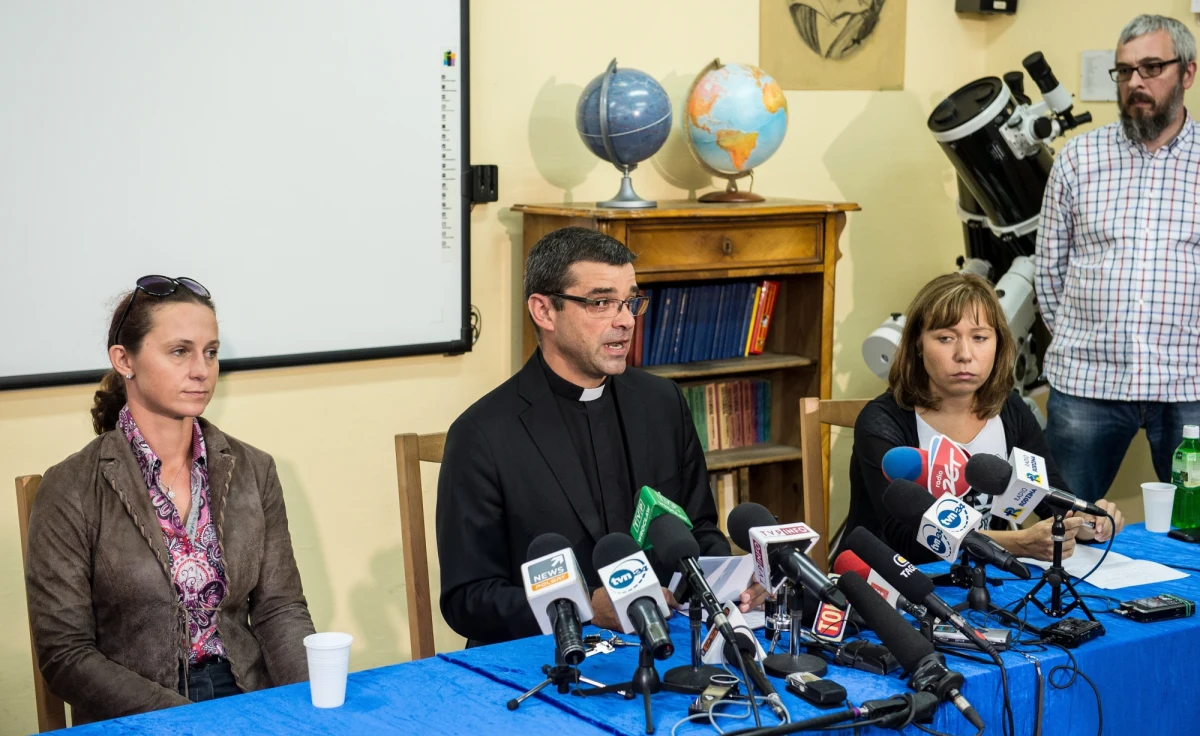 Licealiści z Wrocławia, którzy wrócili niedawno z zagrożonej wirusem Ebola Liberii, są zdrowi i czują się dobrze. Cały czas mają kontakt z lekarzami – zapewnia ksiądz Jerzy Babiak, organizator wyjazdu. Potwierdzają to rodzice uczniów. 