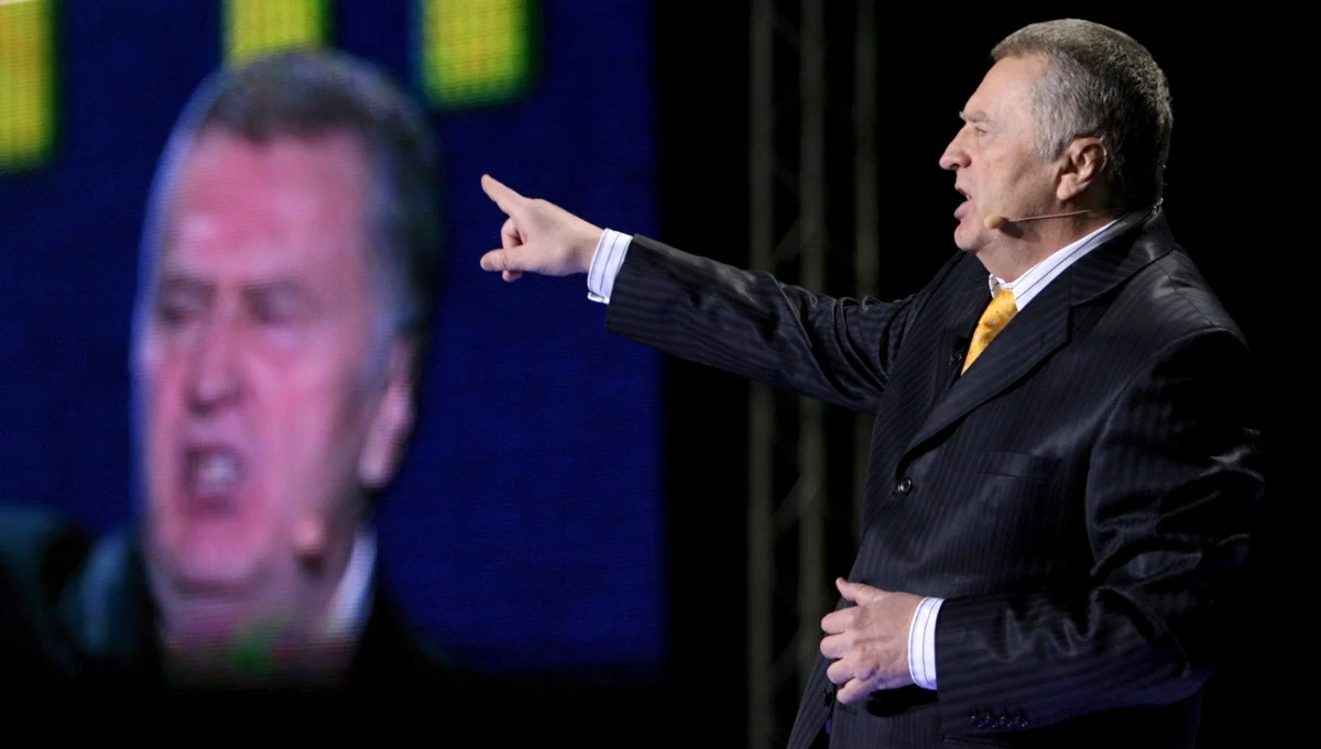 Prezydent Rosji oświadczył, że Władimir Żyrinowski jest "porywającym mówcą", jednak jego opinie nie zawsze są zbieżne z oficjalnym stanowiskiem Rosji. W ten sposób Władimir Putin odniósł się do wystąpienia lidera lojalnej wobec Kremla nacjonalistycznej Liberalno-Demokratycznej Partii Rosji (LDPR). Żyrinowski zaproponował m.in. odbudowę Imperium Rosyjskiego, nadanie Putinowi tytułu "najwyższego władcy", przywrócenie carskiego hymnu "Boże, strzeż cara" i zastąpienie biało-niebiesko-czerwonej flagi państwowej Rosji na czarno-żółto-białą flagę Imperium Rosyjskiego z lat 1858-1896.