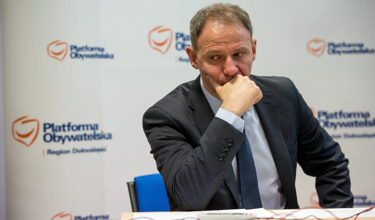 Były europoseł Jacek Protasiewicz nie usłyszy na razie prokuratorskich zarzutów za swoje zachowanie na lotnisku we Frankfurcie i nie będzie musiał za nie odpowiadać przed sądem – podaje „Gazeta Wrocławska”. Wyjaśnia, że niemieccy śledczy chcą zawiesić sprawę, jeśli polityk wpłaci 5000 euro na cele społecznie użyteczne. 