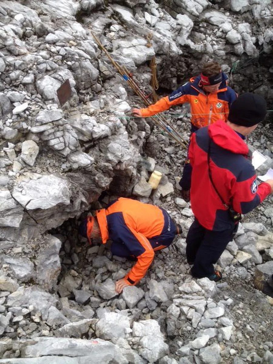 Do polskiego speleologa, który uległ wypadkowi podczas wspinaczki w jaskini Jack Daniels w masywie Tennengebirge w okolicach Salzburga, w Austrii, w czwartek wieczorem dotarł lekarz wraz z sanitariuszami. Życie mężczyzny nie jest zagrożone. Ratownicy przyznają, że jego ewakuacja może potrwać nawet kilka dni. 