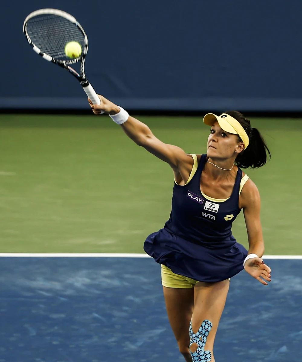 Rozstawiona z numerem czwartym Agnieszka Radwańska pokonała mającą polskie korzenie Niemkę Sabine Lisicki 6:1, 6:1 i awansowała do ćwierćfinału turnieju WTA Tour Premier w Cincinnati. Tenisistka z Krakowa dotarła do "ósemki" w tej imprezie trzeci raz z rzędu.