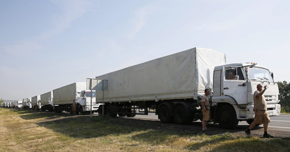 Ukraińskie służby graniczne i celne sprawdzają rosyjski konwój z pomocą humanitarną, który zatrzymał się po stronie rosyjskiej w pobliżu granicy z Ukrainą. Rzecznik ukraińskiej armii poinformował, że po zakończeniu inspekcji konwój zostanie skierowany do opanowanego przez prorosyjskich separatystów Ługańska.