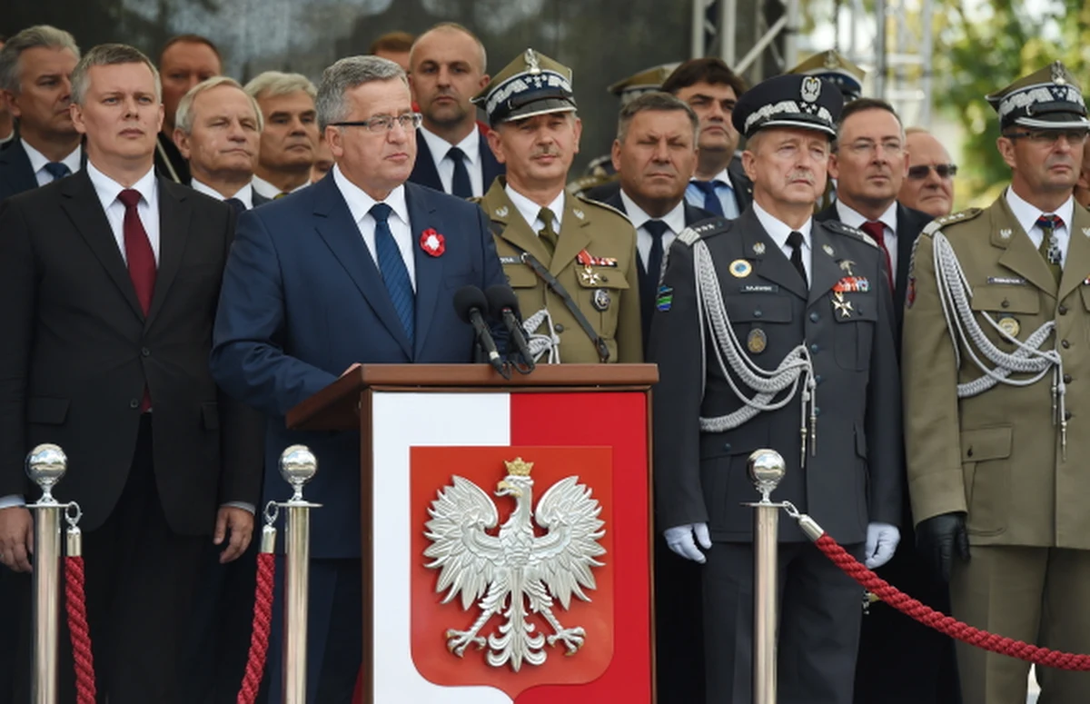 Wciąż jeszcze żyjemy w świecie, w którym siła znaczy czasami więcej niż prawo- mówił prezydent Bronisław Komorowski w Święto Wojska Polskiego. Konflikt rosyjsko-ukraiński pokazał wyraźnie, że nie wszystkie narody naszego regionu mogą żyć bezpiecznie - podkreślił. 