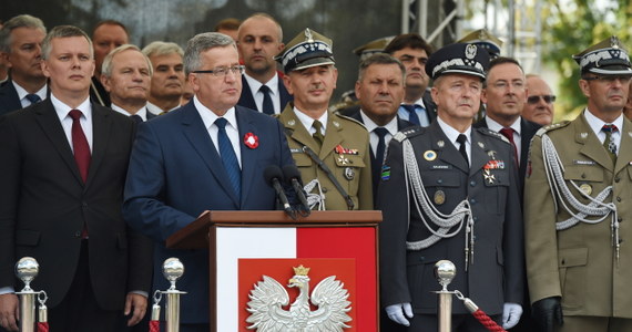 Wciąż jeszcze żyjemy w świecie, w którym siła znaczy czasami więcej niż prawo- mówił prezydent Bronisław Komorowski w Święto Wojska Polskiego. Konflikt rosyjsko-ukraiński pokazał wyraźnie, że nie wszystkie narody naszego regionu mogą żyć bezpiecznie - podkreślił. 