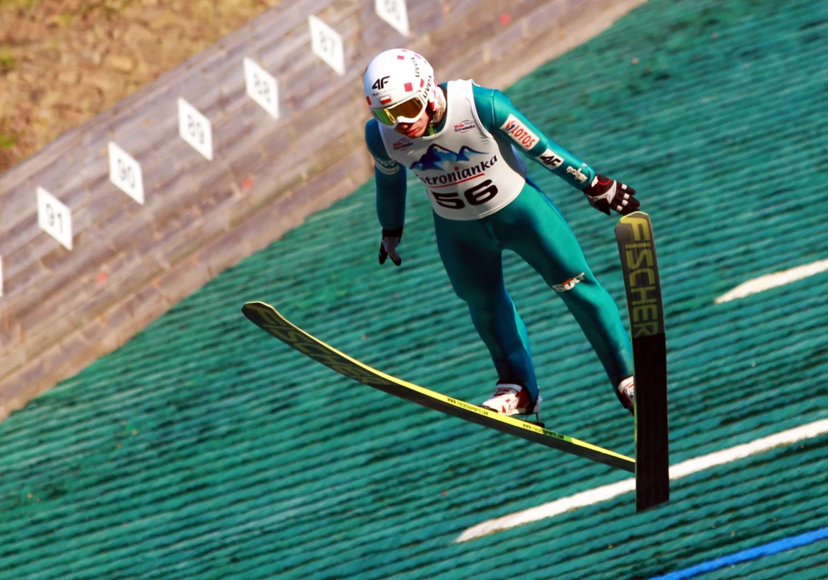 Kamil Stoch wygrał kwalifikacje przed konkursem Letniej Grand Prix w skokach narciarskich we francuskim Courchevel uzyskując 128,0 m. W zawodach wystąpią także Dawid Kubacki, Maciej Kot i Piotr Żyła. Kwalifikacji nie uzyskali Jan Ziobro i Klemens Murańka.  