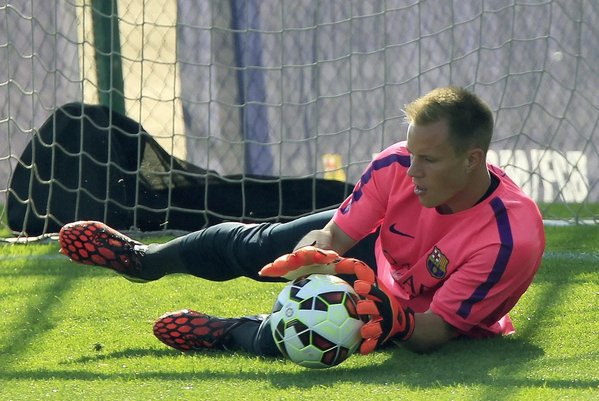 Sprowadzony do Barcelony tego lata niemiecki bramkarz Marc-Andre Ter Stegen opuści początek sezonu hiszpańskiej ekstraklasy piłkarskiej z powodu kontuzji. 22-letni były zawodnik Borussii Moenchengladbach ma problem z odcinkiem lędźwiowym kręgosłupa.