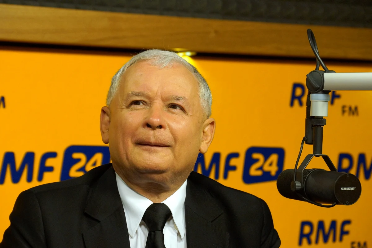 Weekendowy „Fakt” przygląda się wydatkom Prawa i Sprawiedliwości. „Aż 1,8 mln zł partia Jarosława Kaczyńskiego płaci firmie założonej przez emerytowanych snajperów. Zadanie mają tylko jedno: chronić prezesa PiS” - wylicza.