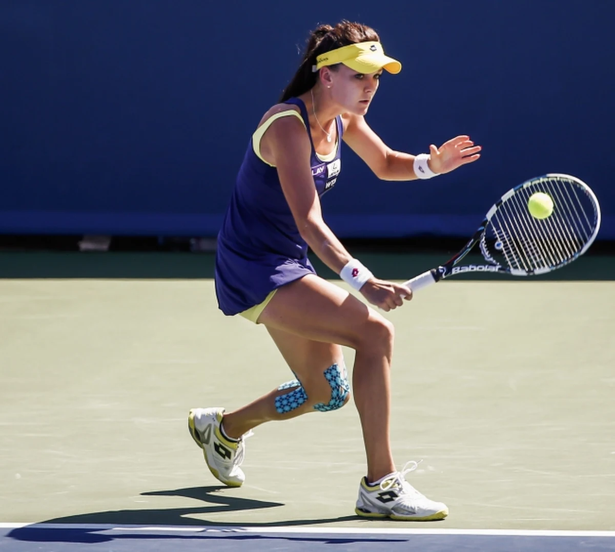 Rozstawiona z numerem czwartym Agnieszka Radwańska odpadła w ćwierćfinale tenisowego turnieju WTA Tour Premier w Cincinnati (pula nagród 2,57 mln dol.). Krakowianka przegrała z Dunką polskiego pochodzenia Caroline Wozniacki 4:6, 6:7 (5-7). 