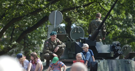 Obchodzimy kolejną rocznicę jednego z największych na przestrzeni dziejów Rzeczypospolitej triumfów polskiego oręża, odniesionego 94 lata temu pod Warszawą nad bolszewikami przez armię pod przywództwem Józefa Piłsudskiego. Do 1939 roku było to jedno z najważniejszych świąt państwowych, podczas którego naród entuzjastycznie, z potrzeby serca, bez najmniejszego przymusu fetował swoje siły zbrojne.