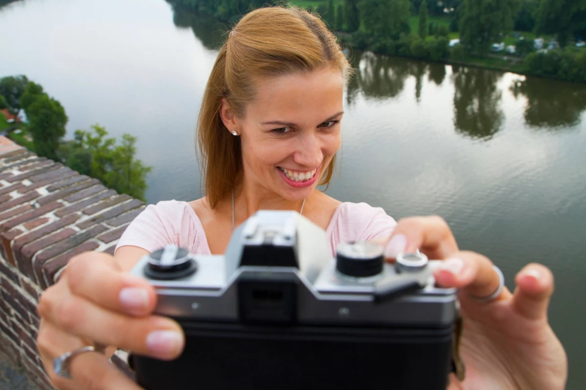 Jakiś czas temu widziałem w Internecie dwa zestawione ze sobą zdjęcia. Każde z nich przedstawiało fanów pod sceną na plenerowym koncercie. Jedno wydarzenie odbywało się, powiedzmy, w latach 80., drugie - współcześnie. Na pierwszej fotografii nad głowami fanów paliły się zapalniczki, na drugiej - ekrany telefonów komórkowych i cyfrowych aparatów. Przeżyć, a więc być czy jednak mieć… zdjęcie? Oto jest pytanie. 