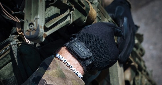 Siedemnastu ukraińskich żołnierzy przekroczyło granicę z Federacją Rosyjską i poprosiło o schronienie na czas działań wojennych na wschodniej Ukrainie - poinformowała Służba Graniczna Federalnej Służby Bezpieczeństwa (FSB) Rosji.  "Żołnierze złożyli broń. Teraz prowadzone są przedsięwzięcia wyjaśniające" - oznajmił rzecznik oddziału Służby Granicznej FSB w obwodzie rostowskim Nikołaj Sinicyn.