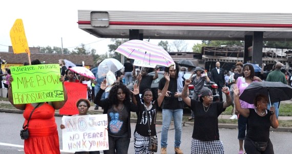 Gubernator stanu Missouri Jay Nixon ogłosił stan wyjątkowy na przedmieściu St.Louis - Ferguson, gdzie od tygodnia trwają protesty uliczne po zastrzeleniu przez białego policjanta 18-letniego Afroamerykanina Michaela Browna. Będzie tam obowiązywać godzina policyjna od północy do godz. 5 rano. 