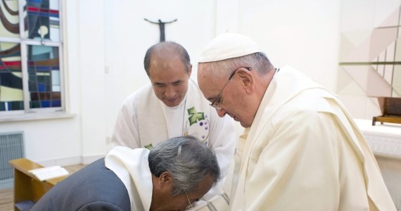 Papież Franciszek ochrzcił ojca jednego z uczniów, którzy zginęli w katastrofie koreańskiego promu "Sewol" - poinformował rzecznik Watykanu ks. Federico Lombardi. Uroczystość odbyła się w kaplicy nuncjatury Watykanu w Seulu. 