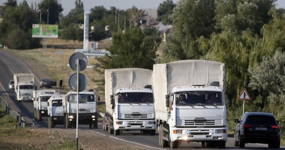 16 ciężarówek z liczącego blisko 300 samochodów rosyjskiego konwoju ruszyło w stronę rosyjsko-ukraińskiego przejścia granicznego Donieck-Izwarino. Informację taką przekazał dziennikarz agencji Reutera.