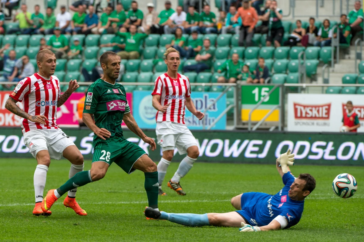 Śląsk Wrocław zremisował z Cracovią 0:0. Żadna z drużyn nie była wyraźnie lepsza i remis był sprawiedliwy. Kibice mogą tylko żałować, że był to remis bezbramkowy, bo oba zespoły miały sytuacje do zdobycia goli. Kilka akcji nieźle się zapowiadało, ale w finalnym momencie niestety brakowało precyzji lub odpowiedniej decyzji. 