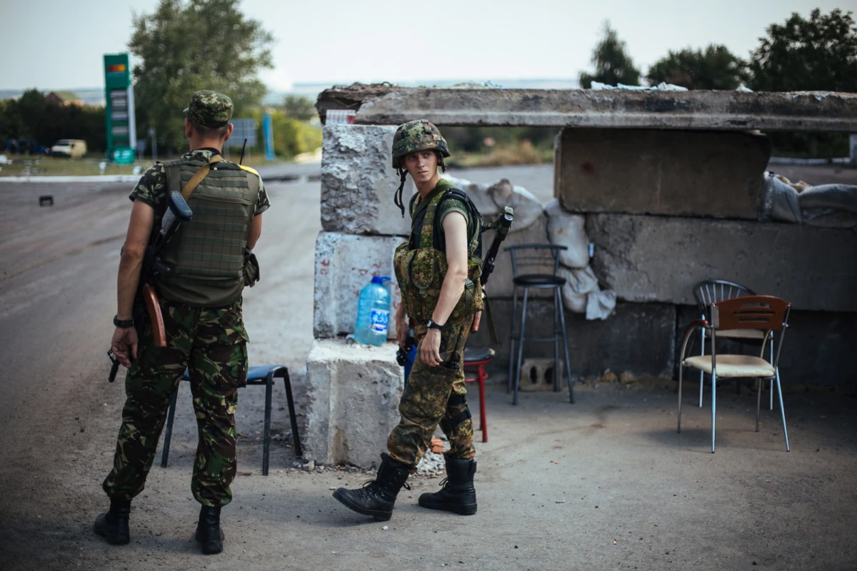 Władze miejskie Doniecka wezwały mieszkańców miasta do natychmiastowego zrobienia zapasów wody, ponieważ w niedzielę wieczorem woda bieżąca została "całkowicie odcięta". Uszkodzona została linia energetyczna zasilająca główne zakłady uzdatniania wody. Nie wiadomo, kiedy dostawa bieżącej wody zostanie wznowiona.  