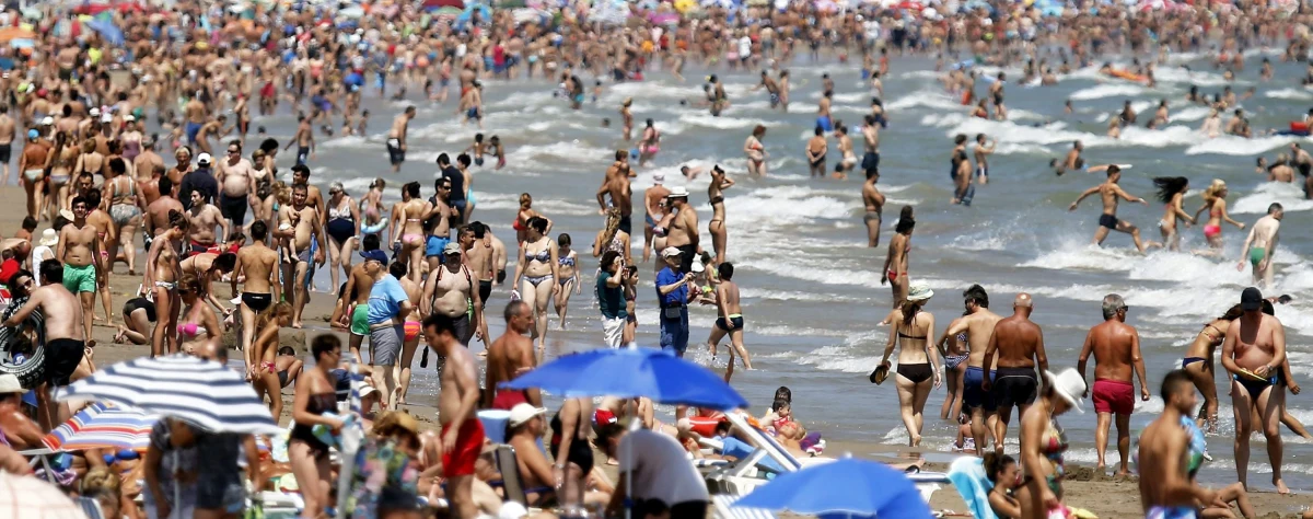 Po wakacjach lekarze wykrywają najwięcej przypadków czerniaka. Złośliwy rak coraz częściej atakuje młode dziewczyny, które wytrwale pracują nad opalenizną na ostrym słońcu i w solariach - pisze "Metro". 